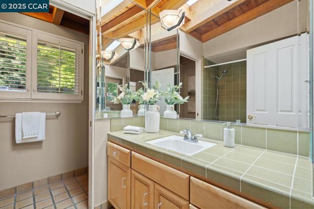 23 Lost Valley Dr, Orinda CA: https://media.crmls.org/mediaz/02d62085-a08d-44b6-b7fb-95e76db24301.jpg
