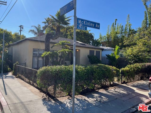 2433 Mckinley Avenue, Venice CA: https://media.crmls.org/mediaz/02d65cc8-a741-49f0-ad14-76161d2ceb3b.jpg