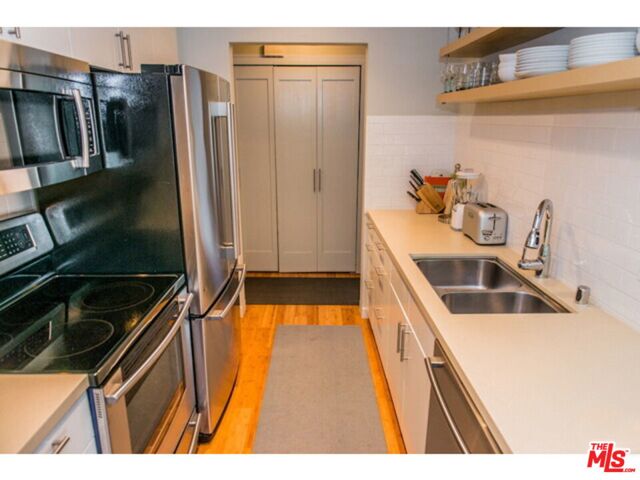 525 N Sycamore Avenue, Los Angeles CA: https://media.crmls.org/mediaz/02d6a038-8abb-4793-9d11-362052793223.jpg