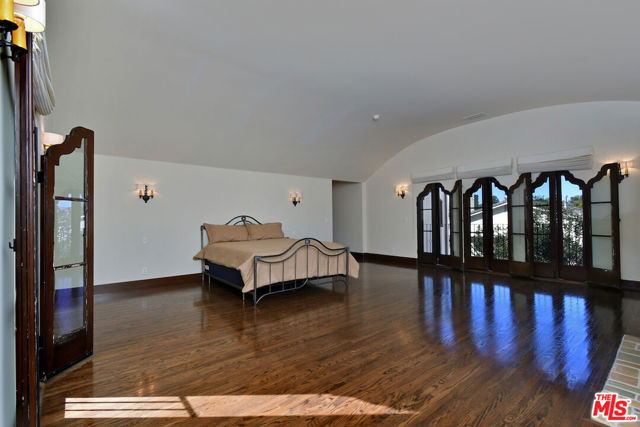 4352 Forman Avenue, Toluca Lake CA: https://media.crmls.org/mediaz/02d71a9c-e6ca-4e0d-aaf9-0dfb85e9b2de.jpg