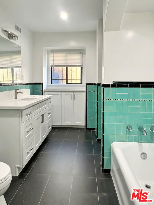 170 N Orange Drive, Los Angeles CA: https://media.crmls.org/mediaz/02d7dd0e-a730-4b63-8f25-cb524309181f.jpg