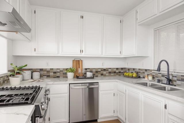 4080 Front St, Mission Hills (San Diego) CA: https://media.crmls.org/mediaz/02d8abdd-d32f-42bb-9b70-b5d3be3f7def.jpg