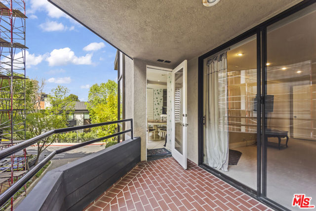 4752 Park Encino Lane, Encino CA: https://media.crmls.org/mediaz/02d8df78-b24d-44e8-8235-6016a8b4ebef.jpg