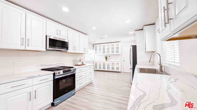 565 W El Morado Court, Ontario CA: https://media.crmls.org/mediaz/02d94b01-0cd1-42c4-8095-4a1643bf9af7.jpg