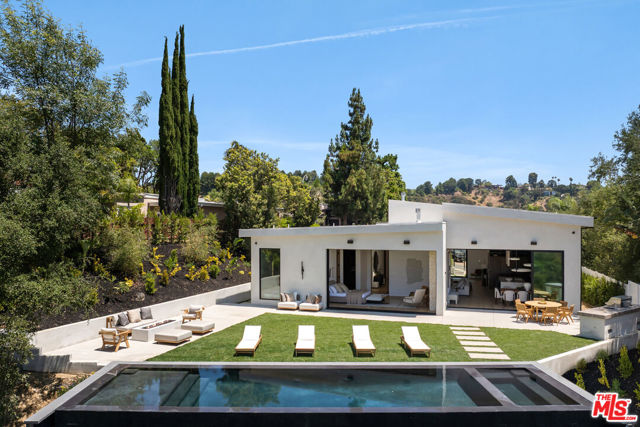 9715 Arby Drive, Beverly Hills CA: https://media.crmls.org/mediaz/02d9543f-084a-49b4-9ba2-9f89bcd4ff9d.jpg