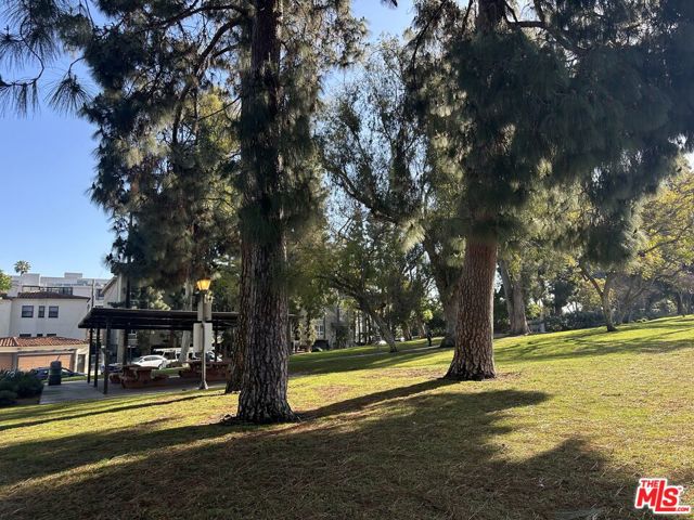 1027 S Lucerne Boulevard, Los Angeles CA: https://media.crmls.org/mediaz/02da628b-76d6-414c-9b7c-9badd7f39b40.jpg