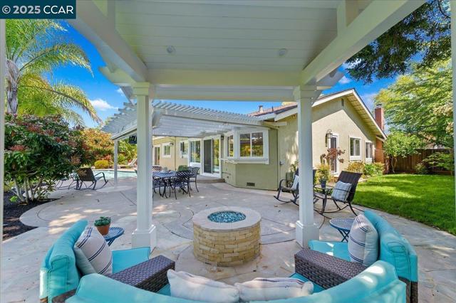 9461 Thunderbird Pl, San Ramon CA: https://media.crmls.org/mediaz/02daf948-3d9b-4f20-90dc-afb3759f49bf.jpg