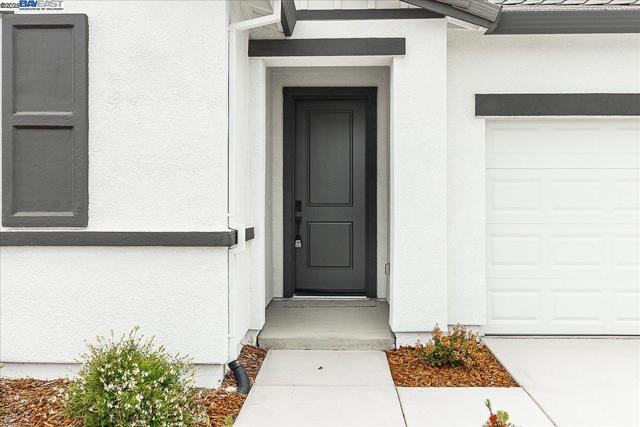 1710 Yukon Territory Ave, Manteca CA: https://media.crmls.org/mediaz/02db9c35-a96b-433c-968a-e13fe1acca2d.jpg