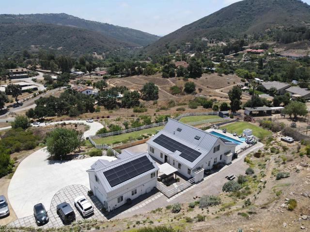 7702 Camino Sereno, Escondido CA: https://media.crmls.org/mediaz/02dc8891-7650-4f8b-9017-77fff509d04b.jpg