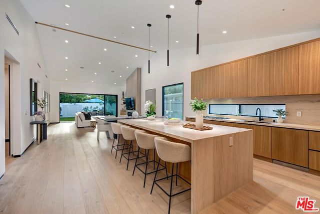 5437 Noble Avenue, Sherman Oaks CA: https://media.crmls.org/mediaz/02dd7930-38ae-441a-ae5a-c037f0d04117.jpg