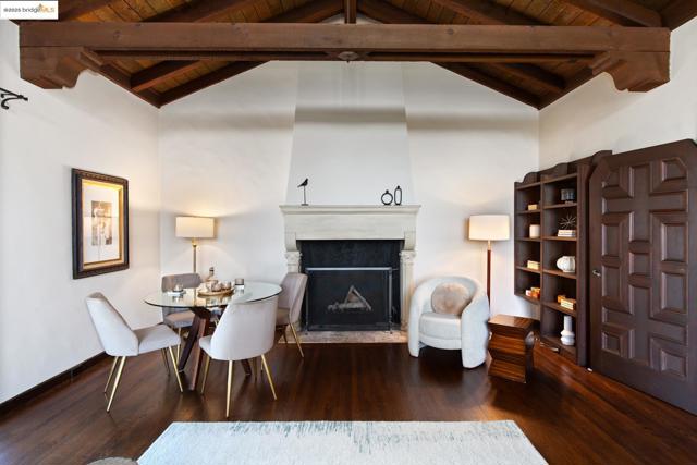 2583 Buena Vista Way, Berkeley CA: https://media.crmls.org/mediaz/02dde101-ffa3-4422-a6c6-a088599eb337.jpg