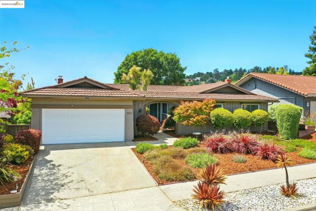 7927 Phaeton Dr, Oakland CA: https://media.crmls.org/mediaz/02de0505-febf-48f9-b741-dfc3284a9b89.jpg