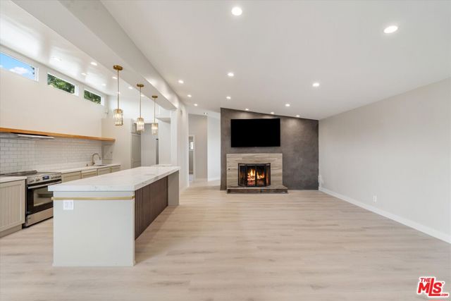 10650 Putney Road, Los Angeles CA: https://media.crmls.org/mediaz/02de0784-4a12-4247-8e2e-45a3fb6955da.jpg