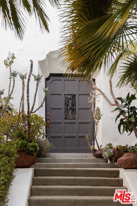 2666 Aberdeen Avenue, Los Angeles CA: https://media.crmls.org/mediaz/02de4cb0-5ffa-40bc-b486-376cf5fb5bb2.jpg
