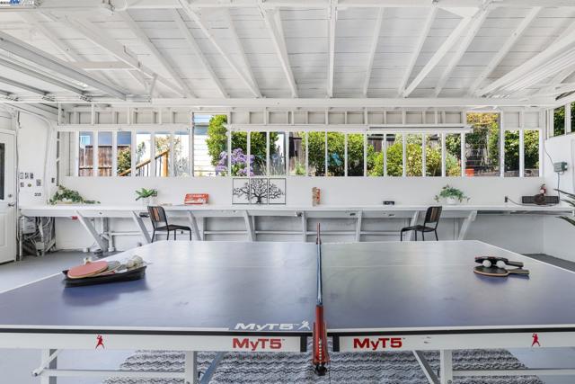 3914 Laguna Ave, Oakland CA: https://media.crmls.org/mediaz/02deed33-9858-44e5-8d17-af01253ba05c.jpg