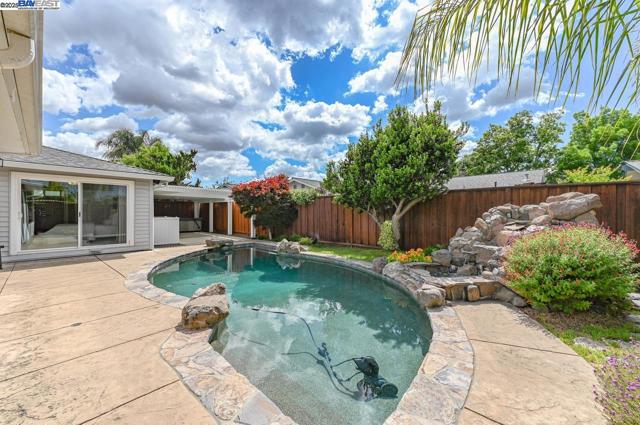 1047 Innsbruck St, Livermore CA: https://media.crmls.org/mediaz/02df0b5a-98af-4f04-a1b7-450b11a22b5c.jpg