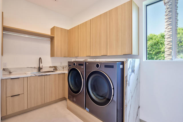 1 Makena Lane, Rancho Mirage CA: https://media.crmls.org/mediaz/02df418c-42c9-448a-8b3b-89b19d209cc7.jpg