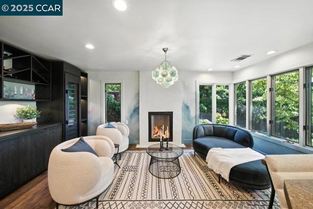 1341 Juanita Dr, Lafayette CA: https://media.crmls.org/mediaz/02df6f05-7178-4b25-bc48-967eb7fc6208.jpg