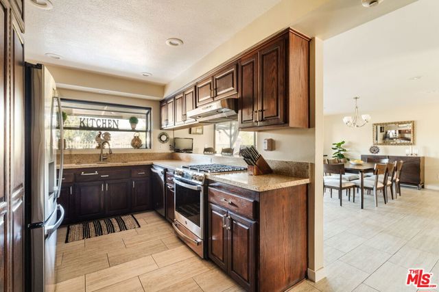 4837 Round Top Drive, Los Angeles CA: https://media.crmls.org/mediaz/02df7d33-c512-490c-9a88-0c3b7c4e89b2.jpg