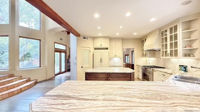 16722 Via Lago Azul, Rancho Santa Fe CA: https://media.crmls.org/mediaz/02e0829c-858f-4b7f-8c54-bd37d29168a3.jpg