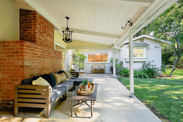 4929 Oakwood Avenue, La Canada Flintridge CA: https://media.crmls.org/mediaz/02e10847-87c5-4517-aa20-cc8c213981c5.jpg