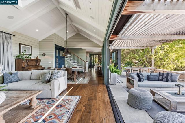 25 La Campana, Orinda CA: https://media.crmls.org/mediaz/02e1d041-31fe-4c2f-b788-93e204727a81.jpg