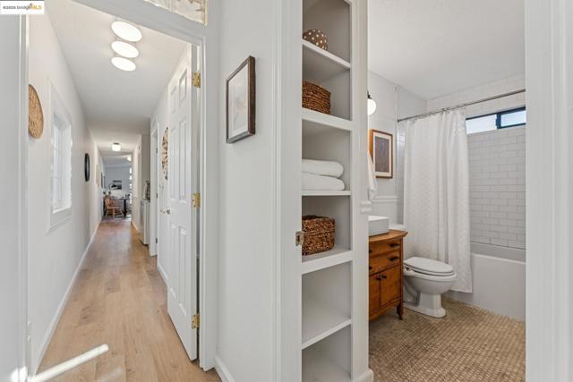 350 Henry St, Oakland CA: https://media.crmls.org/mediaz/02e2049e-8adc-404d-b2cd-1cda8960a595.jpg