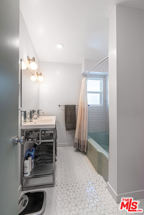 1005 N Alexandria Avenue, Los Angeles CA: https://media.crmls.org/mediaz/02e308d5-057b-4143-a10f-51f36bf9c732.jpg