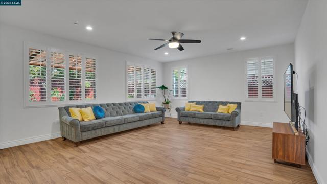 4763 Dundee St, Antioch CA: https://media.crmls.org/mediaz/02e33d33-08cb-4215-bc8e-0f37366b09ce.jpg