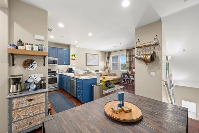 2745 White Pine Ct, Chula Vista CA: https://media.crmls.org/mediaz/02e35545-c4c6-4f90-b8e3-ccca028ea92a.jpg