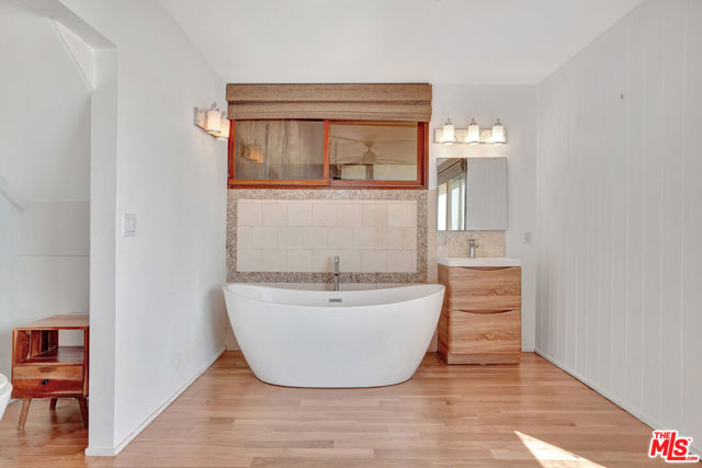 26636 Latigo Shore Drive, Malibu CA: https://media.crmls.org/mediaz/02e458fa-c884-4195-bd25-fff71eb55800.jpg