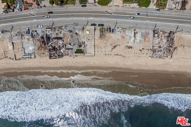 21562 Pacific Coast Highway, Malibu CA: https://media.crmls.org/mediaz/02e4651a-ad9d-427f-bc76-9cd4ec1b9ee4.jpg