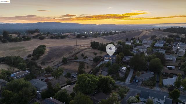 1051 Kaski Ln, Concord CA: https://media.crmls.org/mediaz/02e466f0-c47b-489a-98d7-3621aedf2e73.jpg