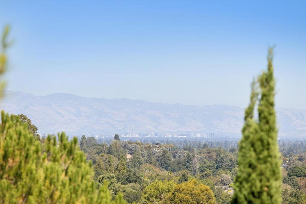 https://media.crmls.org/mediaz/02e4e9f9-bfdf-4a1a-aafe-fbc52c866bb4.jpg?preset=X-Large