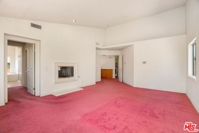 6615 Kentwood Bluffs Drive, Los Angeles CA: https://media.crmls.org/mediaz/02e5ae1f-bc2c-4796-9dc4-efc7ac7a8f1f.jpg