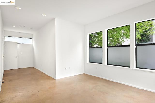 121 City Limits Cir, Emeryville CA: https://media.crmls.org/mediaz/02e6cb38-c992-41d2-bebd-f84ce2ca5a7b.jpg
