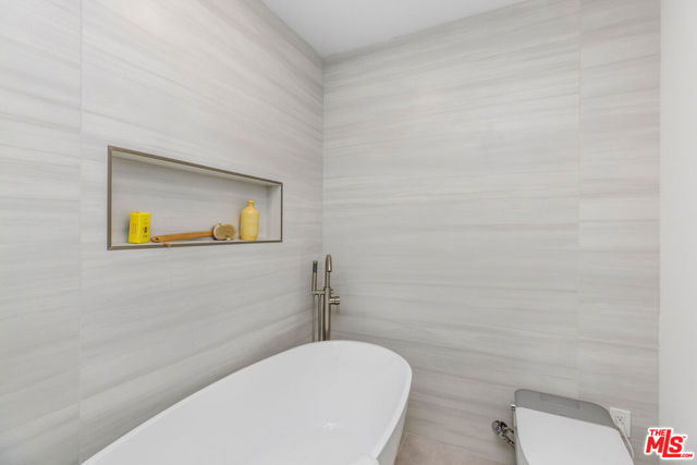 4804 La Villa Marina, Marina del Rey CA: https://media.crmls.org/mediaz/02e71841-2ee9-467e-9995-136182be54e2.jpg