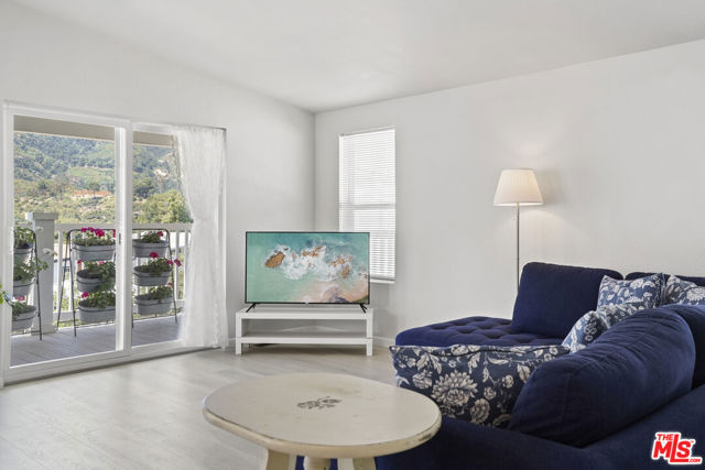 30473 Mulholland Hwy, Agoura Hills CA: https://media.crmls.org/mediaz/02e755a9-ae67-4779-bdfc-686c47f43c02.jpg