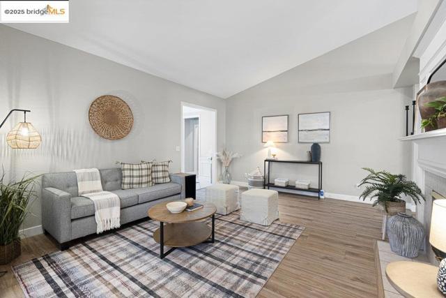 1030 Orchid Dr, Brentwood CA: https://media.crmls.org/mediaz/02e7d213-14cf-460f-94f1-be1b8e0d878c.jpg