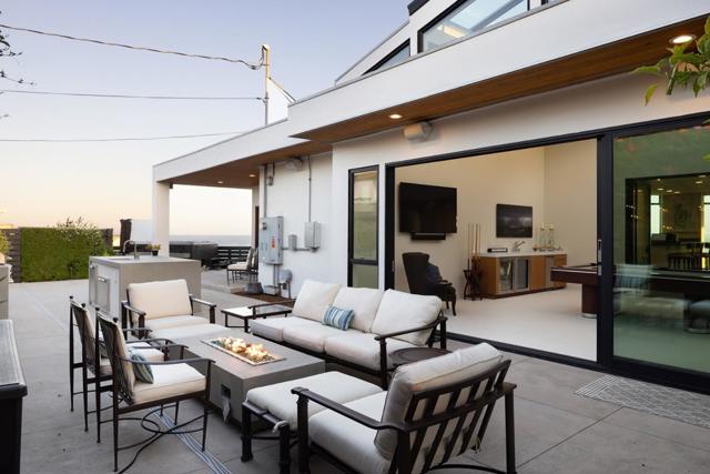 2900 E Cliff Drive, Santa Cruz CA: https://media.crmls.org/mediaz/02e80608-2f89-4d42-b753-506c9122a52d.jpg