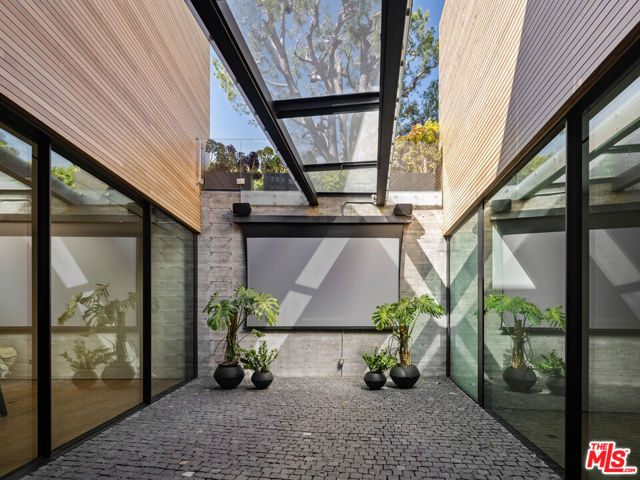1520 Carla, Beverly Hills CA: https://media.crmls.org/mediaz/02e849ba-c71a-41ad-839b-47347bbbe20b.jpg