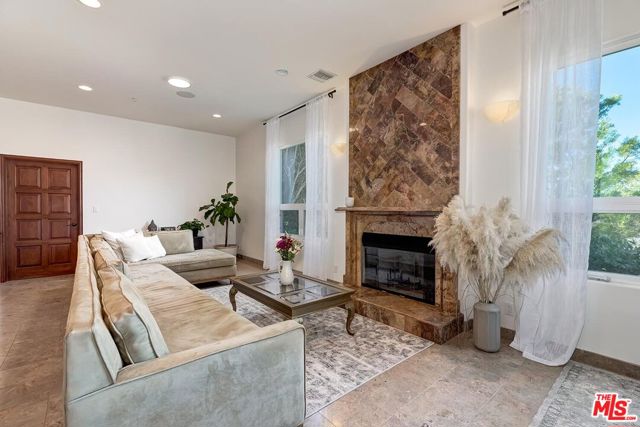 10827 Pacific View Drive, Malibu CA: https://media.crmls.org/mediaz/02e897fa-e212-4d58-abd8-8bb91e5b4cae.jpg