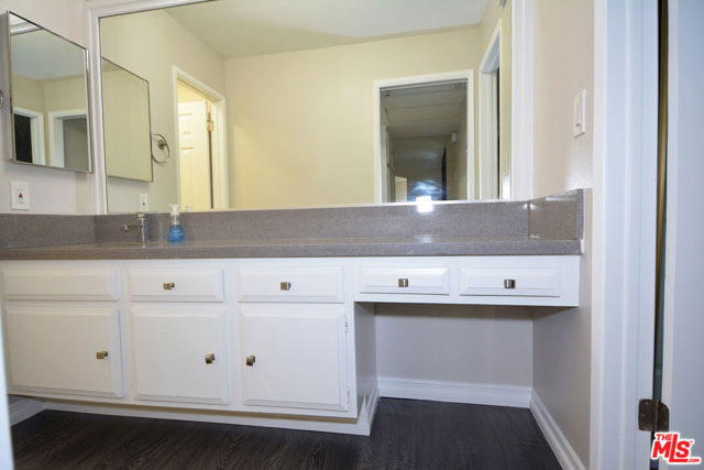 750 N Kings Road, West Hollywood CA: https://media.crmls.org/mediaz/02ea0aa2-dea2-4c8b-b9ca-307db3c895d7.jpg