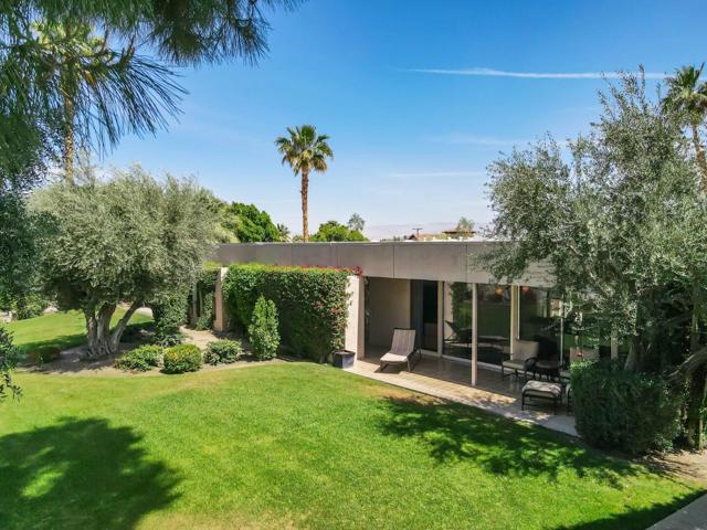 72205 El Paseo, Palm Desert CA: https://media.crmls.org/mediaz/02ea9585-baea-47fa-8084-baf58ff71fa7.jpg