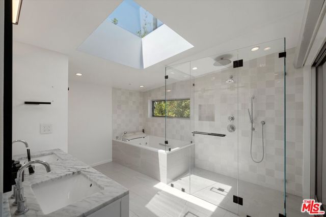 483 Carroll Canal Court, Venice CA: https://media.crmls.org/mediaz/02ea95d0-d91e-4fa4-b1a1-48b800ca075e.jpg