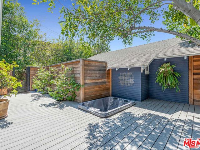 7024 De Longpre Avenue, Los Angeles CA: https://media.crmls.org/mediaz/02eb5e70-2f19-4cb3-958c-e578ddca3194.jpg