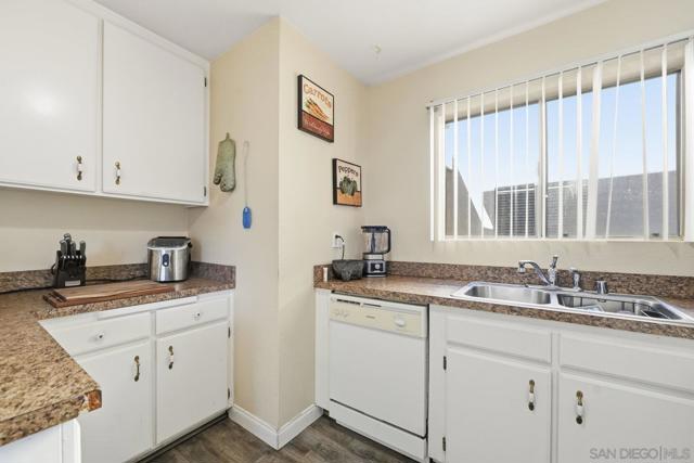 2566 White Oak Pl, Escondido CA: https://media.crmls.org/mediaz/02ebe4b3-8a83-4974-bc14-7e8c01c30979.jpg