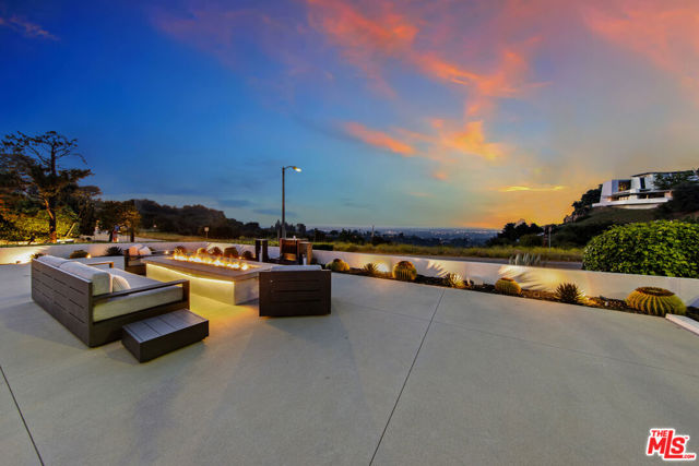 3144 Corda Drive, Los Angeles CA: https://media.crmls.org/mediaz/02ec1c41-cd7b-4286-9a37-36182db582b6.jpg