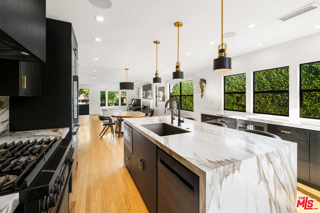 5319 West Boulevard, Los Angeles CA: https://media.crmls.org/mediaz/02ec32ec-b4f2-4036-8c78-e652f4760856.jpg