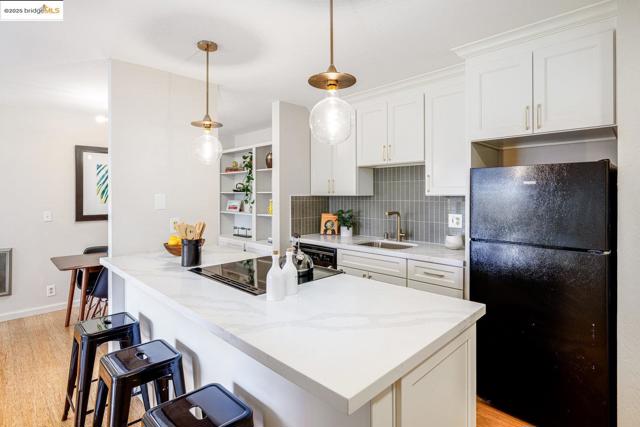 555 Jean St, Oakland CA: https://media.crmls.org/mediaz/02ec4a77-ab01-4442-89ab-416ec4e89c33.jpg